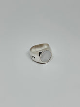 Circular ring with onix/ mother pearl