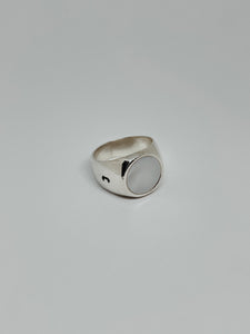 Circular ring with onix/ mother pearl