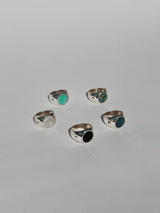 Circular ring with onix/ mother pearl