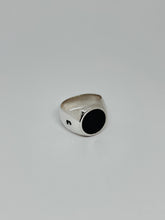 Circular ring with onix/ mother pearl