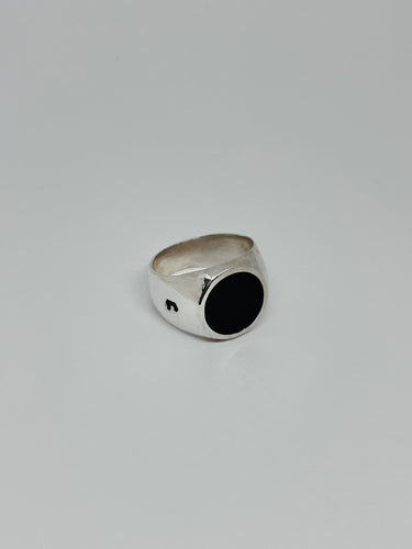 Circular ring with onix/ mother pearl