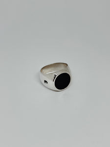 Circular ring with onix/ mother pearl